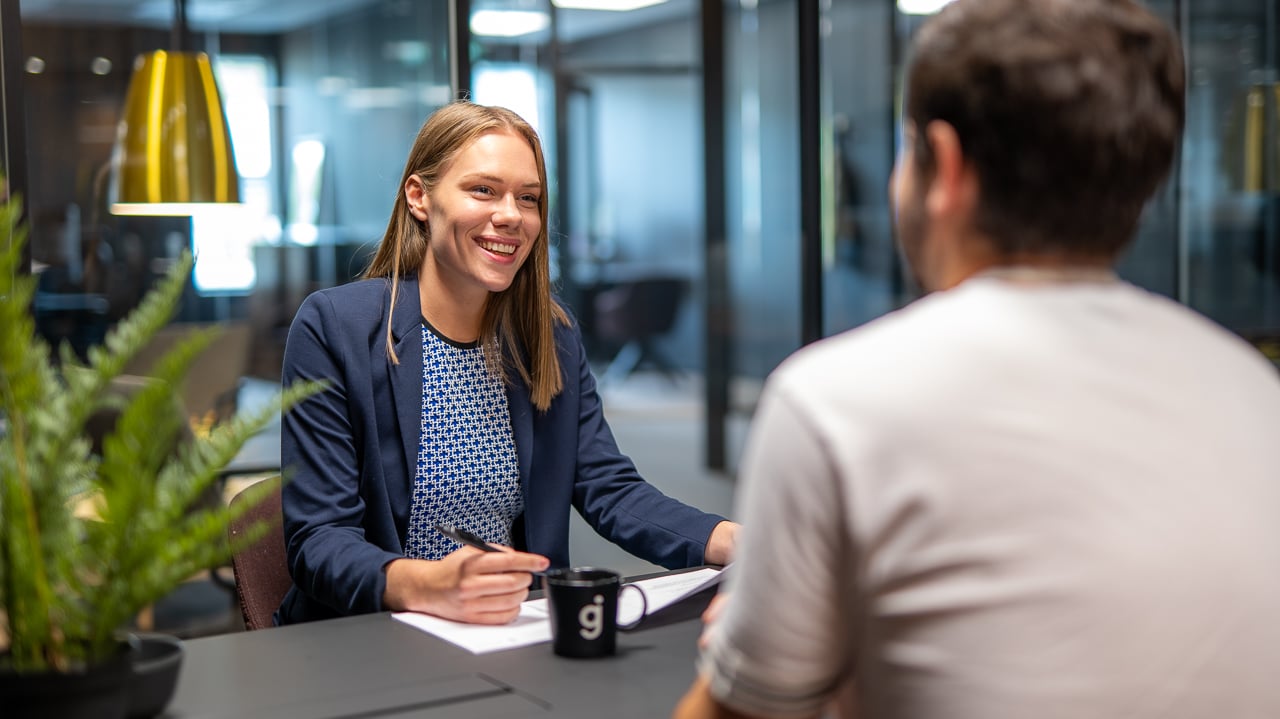 200914_stockfoto_medarbeidersamtalen-1_ansettelse_samtale_godt arbeidsmiljø_intervju