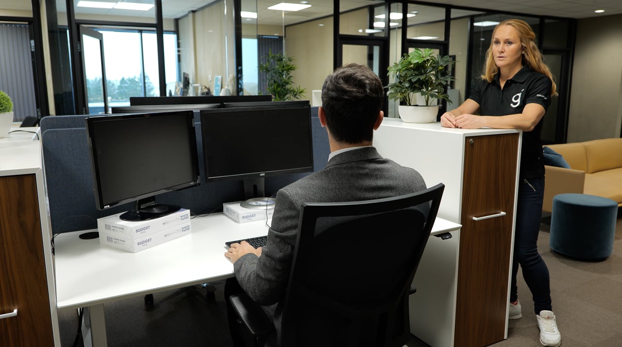 201112_stockfoto_ergonomi-5_kontor_arbeidsstilling_kontorergonomi_may britt søland_belastningsskader_arbeid ved dataskjerm