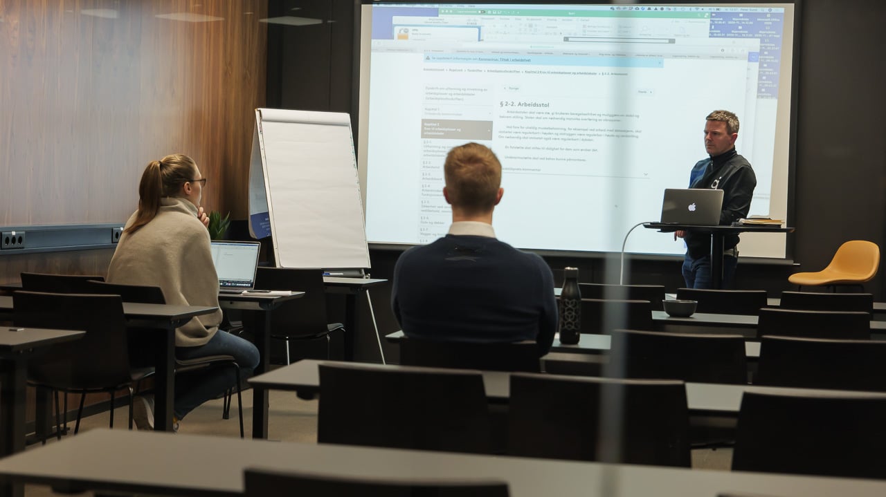 2012008_stockfoto_kontoret-1-kurs-møte-samtale-arbeidsmiljø-møterom